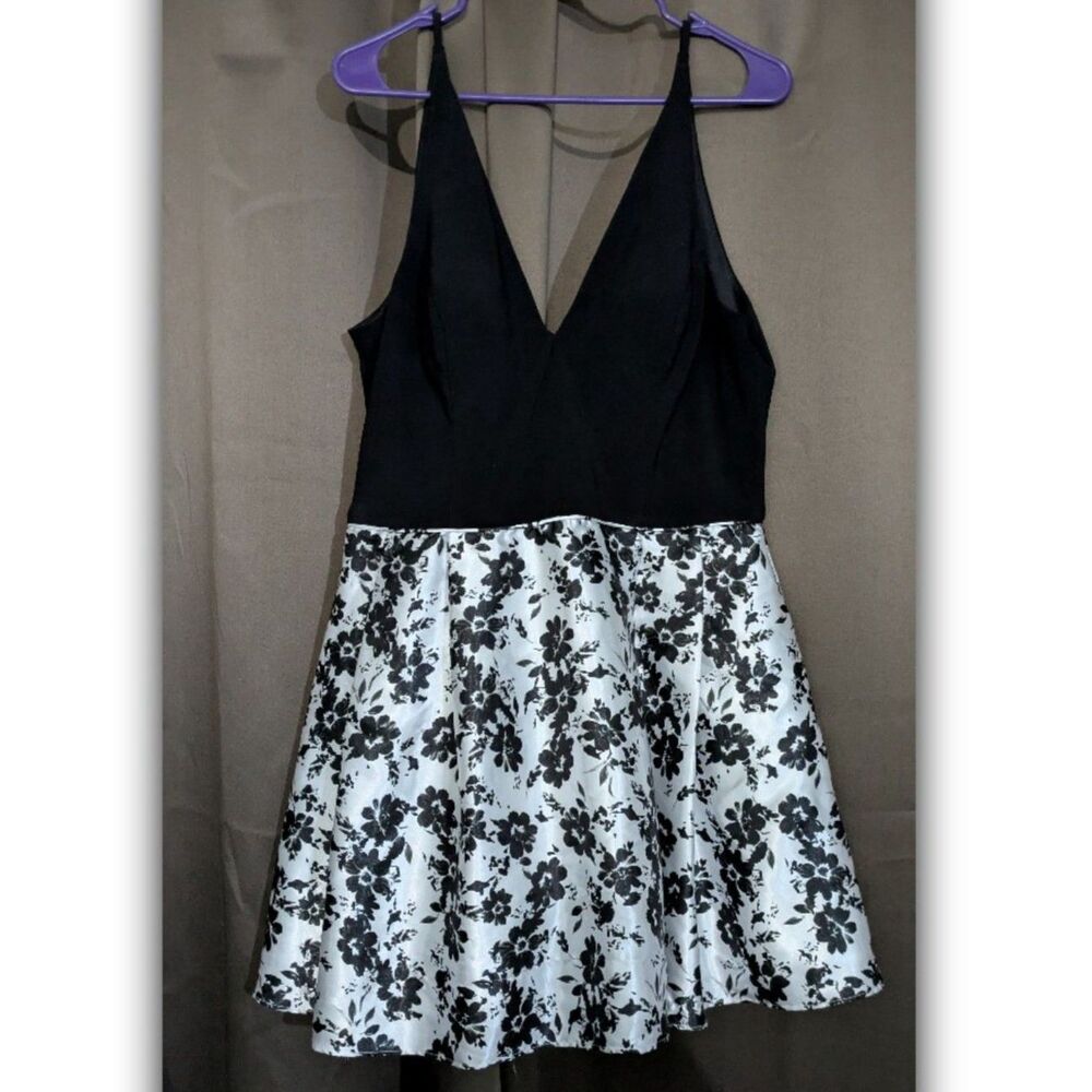 DJ-Jaz Black & White Floral Deep V Fit and Flare Short Dress Sz 15 Babydoll